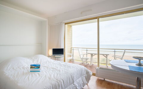 Le Golf: Møbel, Bygning, Ejendom, Komfort, Azure, Vindue, Bed Frame, Textile, Pude, Træ