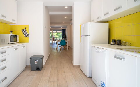 Natali: Værelse, Gul, Ejendom, Indretning, Etage, Køkken, Bygning, Cabinetry, Loft, Møbel