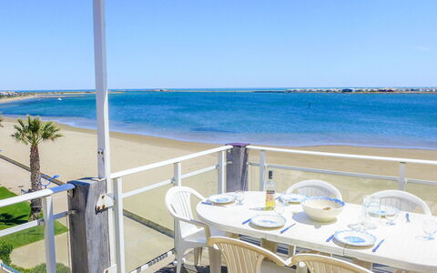 Laguna Beach: Vand, Himmel, Ejendom, Bord, Møbel, Bygning, Stol, Azure, Skygge, Udendørs Møbler