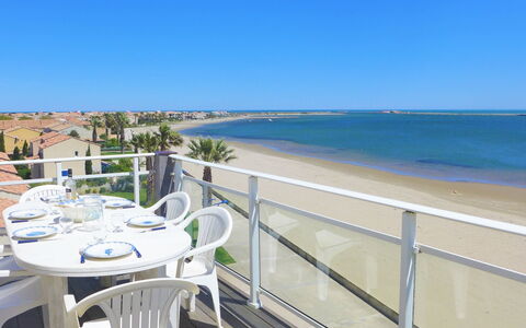 Laguna Beach: Vand, Himmel, Bord, Møbel, Bygning, Plante, Stol, Badeby, Azure, Strand