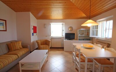 Levante: Værelse, Møbel, Ejendom, Bygning, Indretning, Loft, Stue, Hus, Bord, Etage