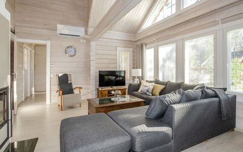 Villa Valo: Altan, Lejlighed, Skygge, Glas, Ejerlejlighed, Gelænder, Veranda, Dagslys, Dæk, Udendørs Møbler