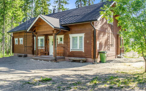 Villa Valo: Træ, Gulvbelægning, Etage, Møbel, Trægulve, Indretning, Køjeseng, Værelse, Bejdse, Hårdttræ