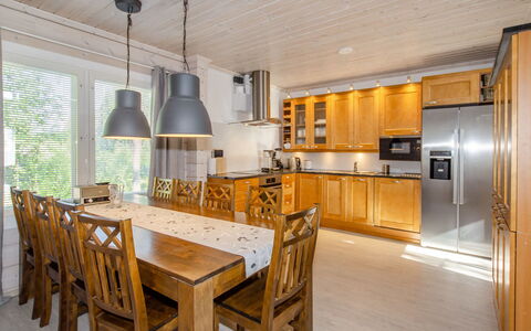Villa Valo: Træ, Gulvbelægning, Etage, Møbel, Trægulve, Indretning, Køjeseng, Værelse, Bejdse, Hårdttræ
