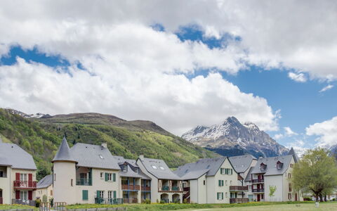 Loudenvielle 651: Sky, Himmel, Plante, Bygning, Bjerg, Hus, Træ, Land Lot, Naturlige Landskab, Græs