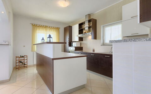 Melian: Cabinetry, Countertop, Møbel, Bygning, Køkken, Hus, Træ, Indretning, Stueplante