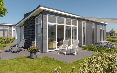 Wemeldinge 220: Plante, Himmel, Ejendom, Bygning, Vindue, Skygge, Dør, Hus, Land Lot, Stol