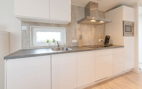 Wemeldinge 220: Cabinetry, Countertop, Køkkenvask, Håndvask, Køkken Apparat, Køkken, Husholdningsapparat, Tap, Træ, Komfur