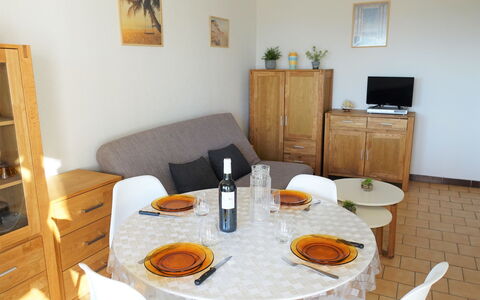 Narbonne-Plage 120: Bord, Mad, Møbel, Flaske, Bordservice, Cabinetry, Billedramme, Træ, Indretning, Orange