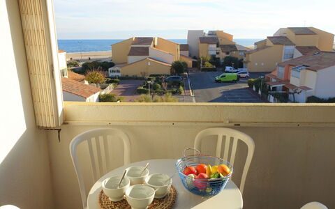 Narbonne-Plage 120: Daytime, Ejendom, Bygning, Møbel, Bord, Plante, Vindue, Azure, Stol, Himmel