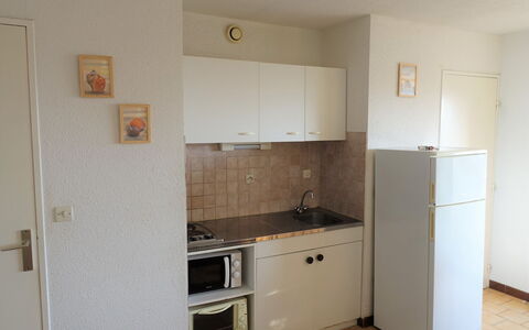 Narbonne-Plage 120: Cabinetry, Ejendom, Countertop, Køkkenvask, Håndvask, Bygning, Tap, Køkken, Træ, Komfur