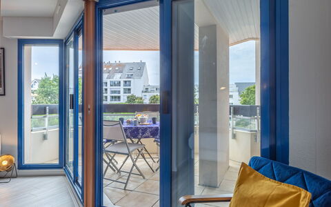 Résidence le Grand Bleu: Dør, Værelse, Ejendom, Vindue, Køretøjets Døre, Home Dør, Bygning, Gul, Indretning, Glas
