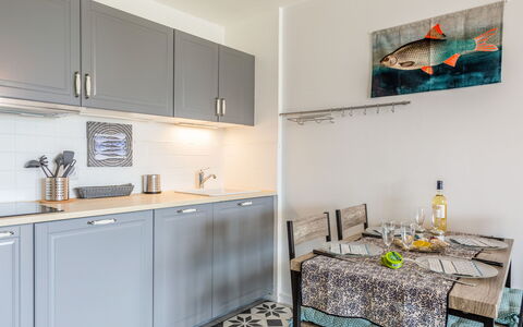 Résidence le Grand Bleu: Værelse, Ejendom, Countertop, Møbel, Køkken, Cabinetry, Indretning, Bygning, Hus, Flise