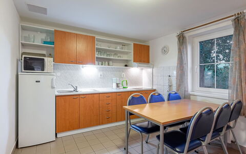 Holiday Hill 61: Cabinetry, Møbel, Køkkenvask, Countertop, Håndvask, Bygning, Vindue, Tap, Stol, Køkken