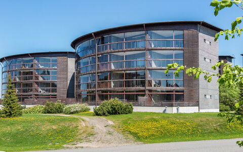 Tahko Spa Suites Orange B 1: Møbel, Stol, Udendørs Møbler, Bord, Træ, Udendørs Bord, Køkken & Spisebord, Skygge, Have, Paraply