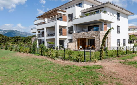 Porto Vecchio 140: Himmel, Plante, Sky, Bygning, Vindue, Land Lot, Vegetationen, Urban Design, Facade, Græs