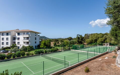Porto Vecchio 140: Himmel, Plante, Ejendom, Sky, Bygning, Vindue, Land Lot, Træ, Tennis, Græs