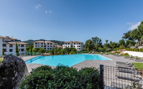 Porto Vecchio 140: Himmel, Vand, Plante, Bygning, Ejendom, Sky, Svømmepøl, Azure, Hus, Træ