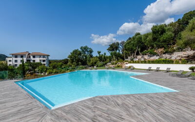 Porto Vecchio 140: Vand, Himmel, Sky, Plante, Ejendom, Svømmepøl, Bygning, Rektangel, Træ, Skygge