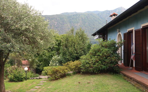Sulle Colline Casalesi: Ejendom, Hus, Hjem, Ejendom, Sommerhus, Træ, Bjerg, Græs, Bygning, Gård