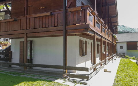 Casa Marmolada: Bygning, Plante, Vindue, Træ, Arkitektur, Urban Design, Skygge, Sidespor, Ejendom, Facade