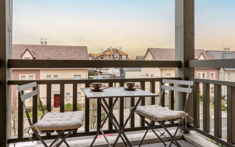 Deauville-Trouville 712: Himmel, Møbel, Ejendom, Bygning, Bord, Vindue, Træ, Indretning, Udendørs Møbler, Skygge