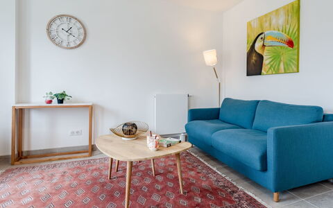 Deauville-Trouville 712: Møbel, Ejendom, Bord, Couch, Grøn, Indretning, Træ, Etage, Gulvbelægning, Ur