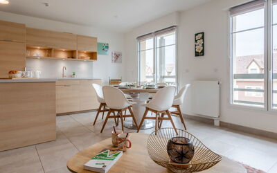 Les Arts 712.1: Vindue, Ejendom, Møbel, Bord, Cabinetry, Stol, Træ, Bygning, Indretning, Stue