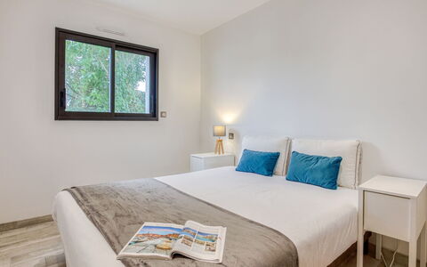 Villa Kerhostin: Soveværelse, Møbel, Værelse, Seng, Ejendom, Bed Frame, Sengetøj, Indretning, Etage, Sengetøj