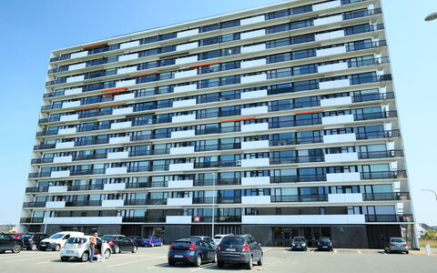 Calista 213 with Balcony: Bil, Bygning, Himmel, Køretøj, Hjul, Urban Design, Arkitektur, Højhus