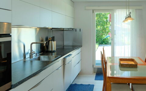 Hauswurz: Countertop, Køkken, Møbel, Indretning, Gulvbelægning, Cabinetry, Køkken Apparat, Håndvask, Etage, Træ