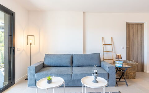Porto Vecchio 116: Couch, Bord, Møbel, Studio Couch, Indretning, Træ, Gulvbelægning, Etage, Stue, Gardin