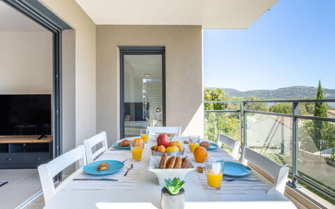 Porto Vecchio 116: Bord, Ejendom, Møbel, Bordservice, Himmel, Azure, Bygning, Arkitektur, Skygge, Mad