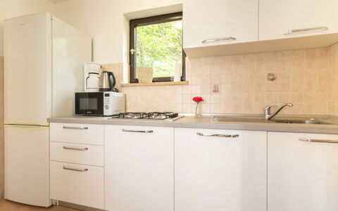 Erminia: Cabinetry, Køkkenvask, Countertop, Håndvask, Bygning, Tap, Træ, Køkken, Vindue, Køkken Apparat