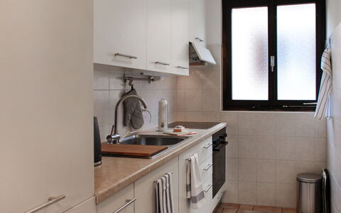 Fiorita: Værelse, Ejendom, Møbel, Håndvask, Bygning, Cabinetry, Badeværelse, Indretning, Hus, Countertop