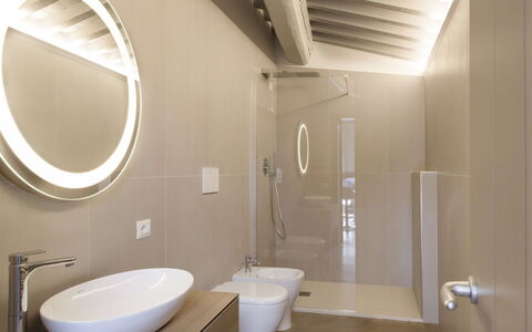 Florence 862: Badeværelse, Ejendom, Værelse, Toilet, Indretning, Sanitærarmatur, Toiletbræt, Loft, Arkitektur, Etage