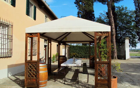Fattoria di Scaletta: Baldakin, Pavilion, Ejendom, Skygge, Bygning, Møbel, Pergola, Gazebo, Bord, Tag