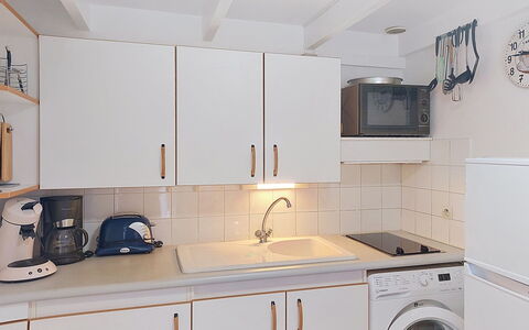 Les Villas sur la Colline: Køkken Apparat, Countertop, Køkken, Større Bandage, Håndvask, Sanitærarmatur, Gulvbelægning, Cabinetry, Indretning, Tap