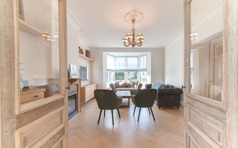 Villa Sas: Ejendom, Værelse, Etage, Trægulve, Bygning, Møbel, Indretning, Hårdttræ, Loft, Ejendom