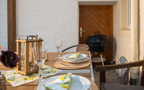 Bruni: Bordservice, Bord, Møbel, Tallerkner, Plade, Træ, Dug, Indretning, Serveware, Bygning