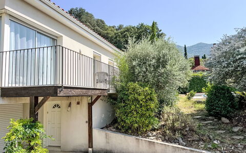 Villa Montes: Boligområde, Hus, Busk, Hjem, Altan, Estate, Have, Sommerhus, Skygge