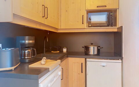 Les Terrasses du Corbier: Køkken Apparat, Køkken, Countertop, Cabinetry, Større Bandage, Møbel, Køkkenvask, Træ, Indretning, Gulvbelægning