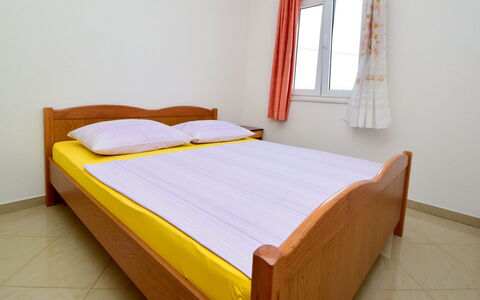 Trogir 182: Seng, Soveværelse, Møbel, Værelse, Bed Frame, Madras, Ejendom, Sengetøj, Etage, Rullemadras