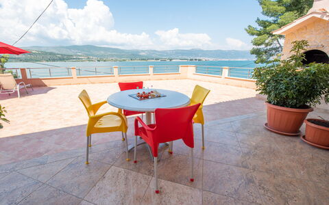 Trogir 182: Vand, Bord, Himmel, Sky, Møbel, Plante, Ejendom, Stol, Azure, Udendørs Bord