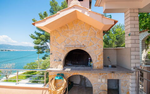 Trogir 182: Himmel, Vand, Bygning, Azure, Træ, Arkitektur, Træ, Tag, Fritid, Sommerhus