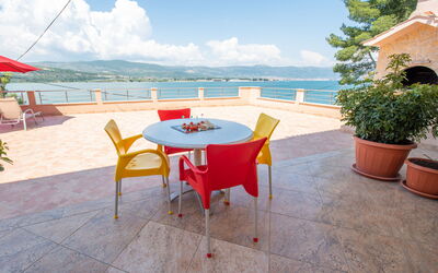 Trogir 182: Vand, Bord, Himmel, Sky, Møbel, Plante, Ejendom, Stol, Azure, Udendørs Bord