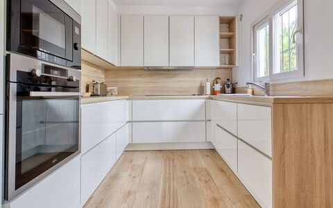 Villa Louise: Countertop, Værelse, Cabinetry, Ejendom, Møbel, Etage, Køkken, Indretning, Flise, Trægulve
