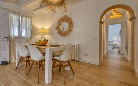 Villa Louise: Værelse, Etage, Ejendom, Indretning, Møbel, Trægulve, Bygning, Spisestue, Loft, Belysning