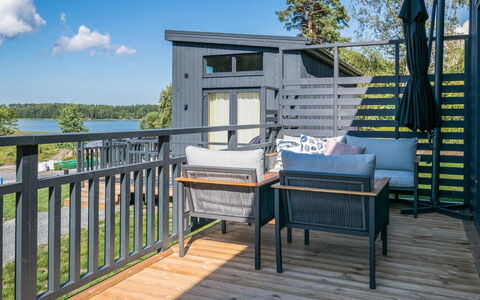 Villa Lux: Altan, Lejlighed, Skygge, Glas, Ejerlejlighed, Gelænder, Veranda, Dagslys, Dæk, Udendørs Møbler