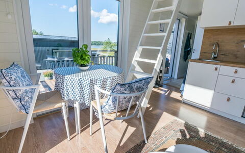Villa Lux: Altan, Lejlighed, Skygge, Glas, Ejerlejlighed, Gelænder, Veranda, Dagslys, Dæk, Udendørs Møbler